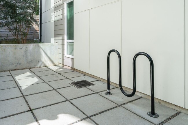 Building Photo - Modern 2bd/2ba Townhome with Rooftop & Par...