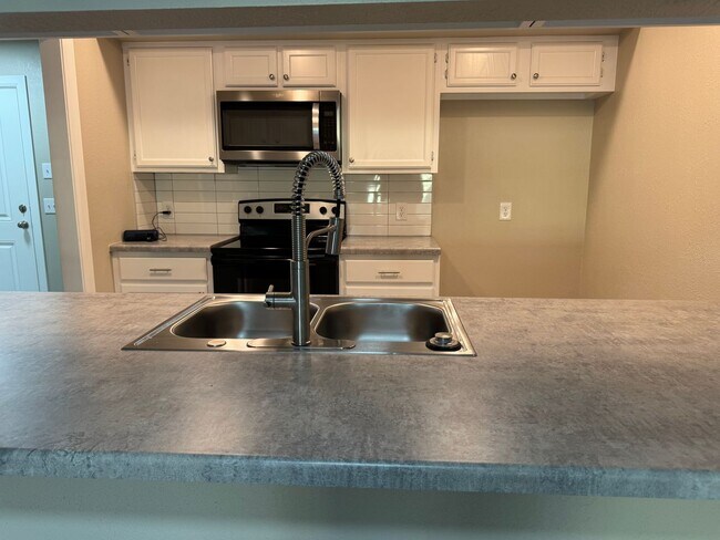 Building Photo - Fully Renovated 3 Bedroom Duplex in the he...