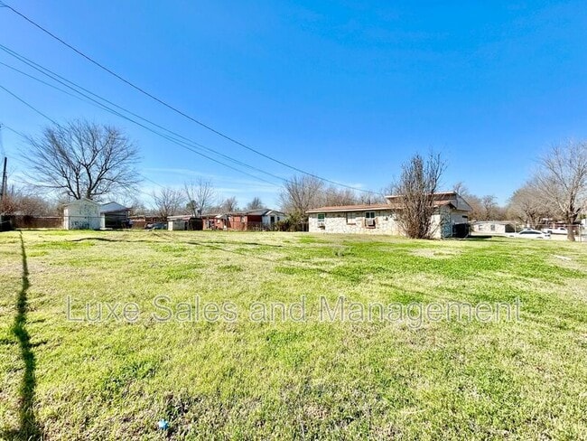 Building Photo - 1700 Karen Dr