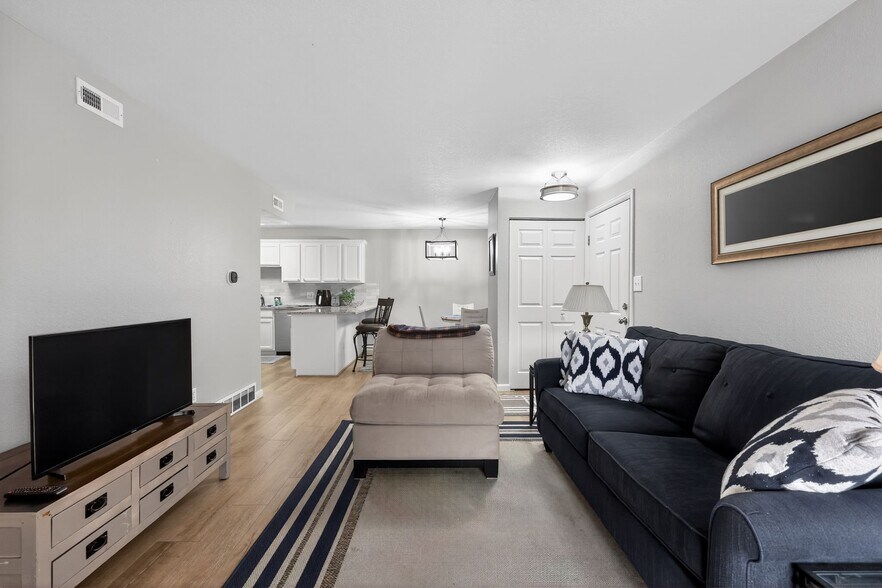 Building Photo - 13085 W Cedar Dr