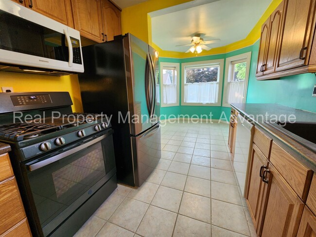 Building Photo - Ferndale Artistry with 2 Full Baths - Short Walk to Downtown Ferndale!