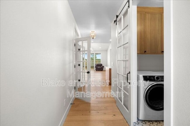 Building Photo - 496 NW Cascade Mountain Dr