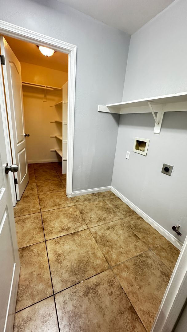 Building Photo - SPECIAL OF THE MONTH -   Beautiful NW Bakersfield Home with Lake Access!!