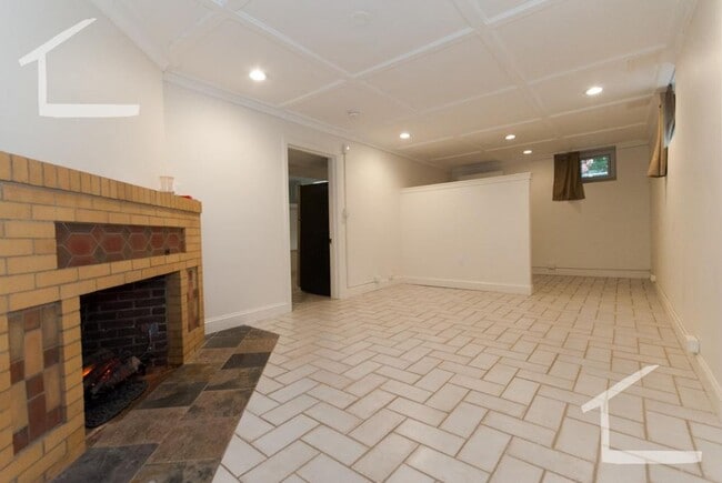 Building Photo - 35 Bentley St