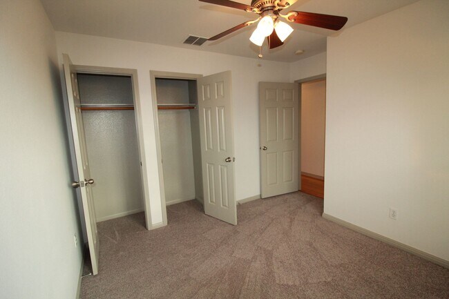 Building Photo - 4Bed/2Bath House w/ detached 2 car garage