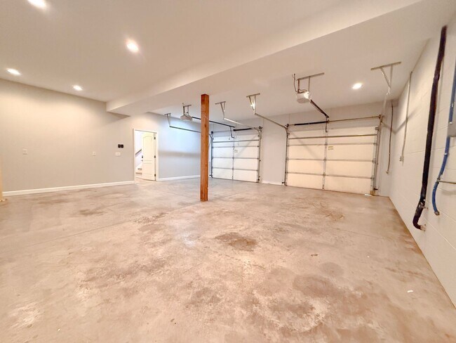 Building Photo - Spacious 4-Bedroom Home with Large Yard and Dual Garages in Cookeville