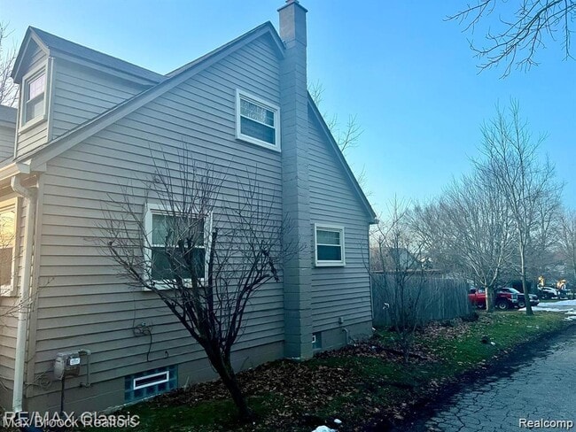 Building Photo - 615 Leon Rd