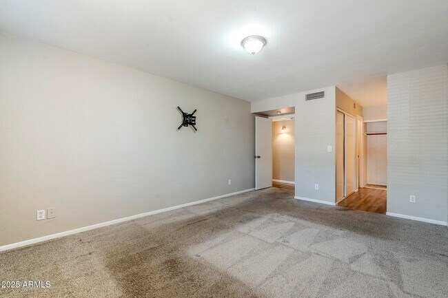 Building Photo - 818 S Westwood