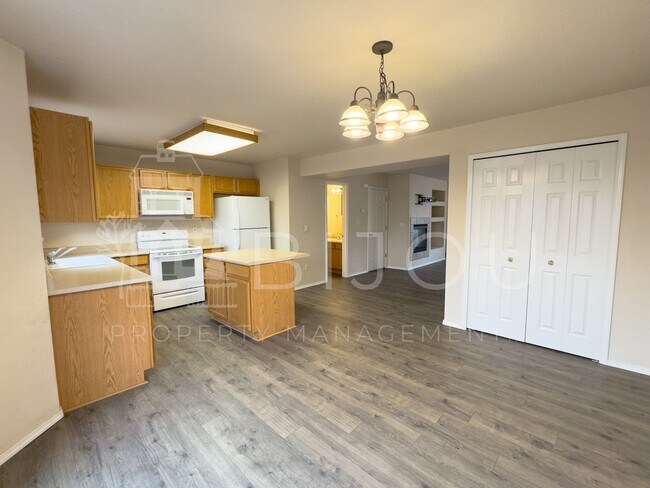 Building Photo - Van Buren Townhome