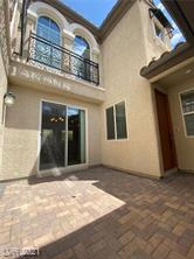 Building Photo - Lovely home with bedroom downstairs.