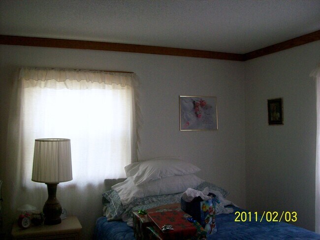 Building Photo - 4 bedroom 2 bath Home Available for Year R...