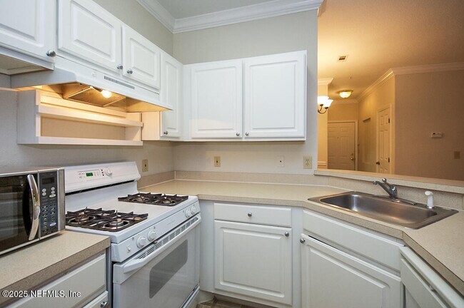 Building Photo - 13810 Sutton Park Dr N