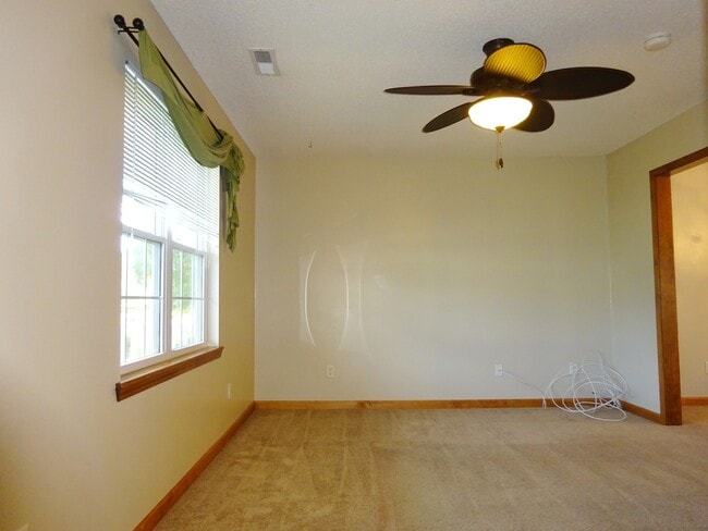 Building Photo - 3 BR w/ Bonus Room Minutes to MCAS!