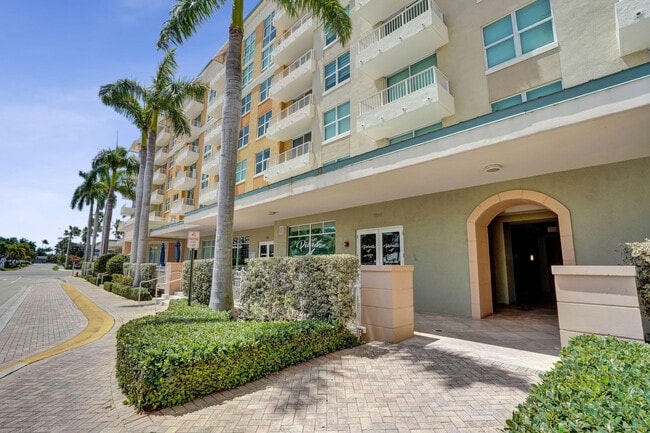 Building Photo - 700 E Boynton Beach Blvd