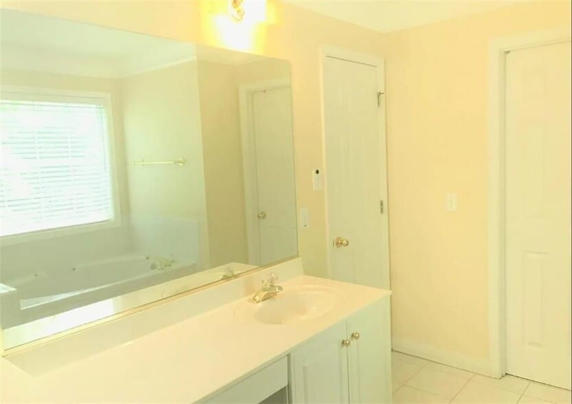 Building Photo - 10070 Lauren Hall Ct