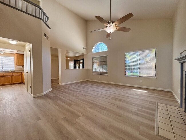 Building Photo - Beautiful 3 bedroom 2.5 bathroom in Antelope!