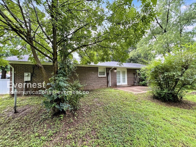 Building Photo - 3685 Woodland Dr