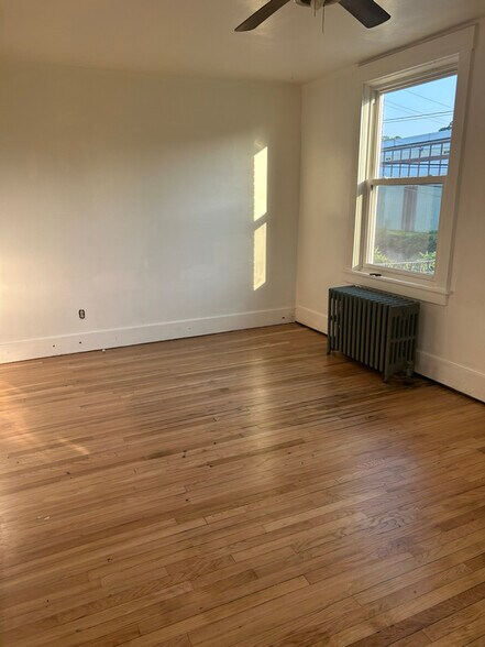 Building Photo - 702 Airbrake Ave