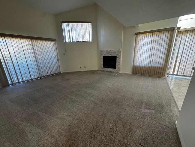 Building Photo - 3 Bedroom 2 bath plus loft and one car garage.