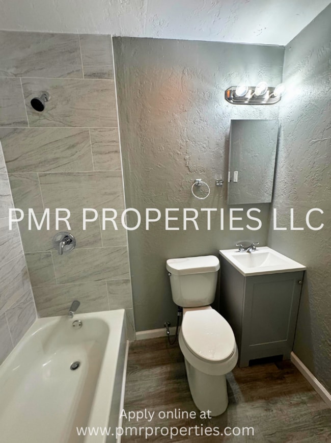 Building Photo - 3 Bedroom / 1.5 Bathroom Home