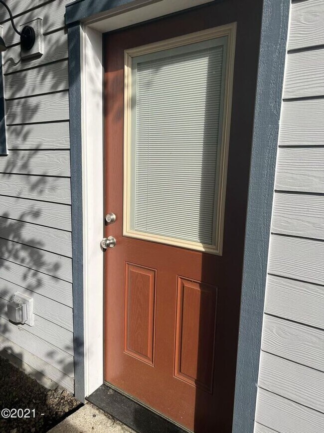 Building Photo - 1051/A/