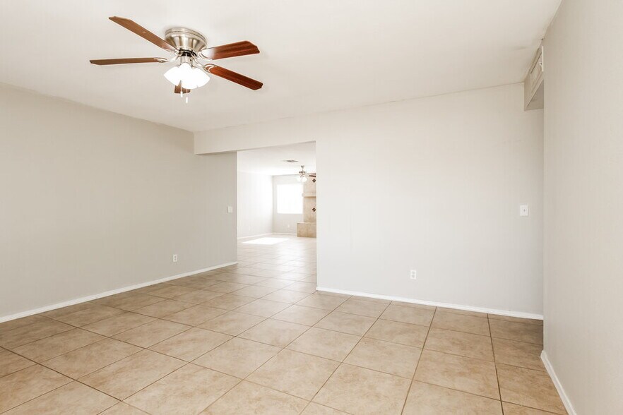 Building Photo - 5523 W Villa Maria Dr