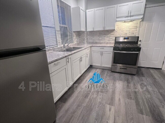 Building Photo - 1311 E Columbus Dr