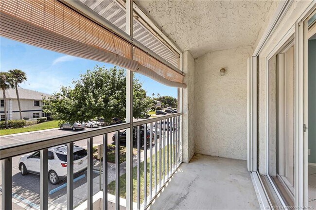 Building Photo - 1504 SE Royal Green Cir