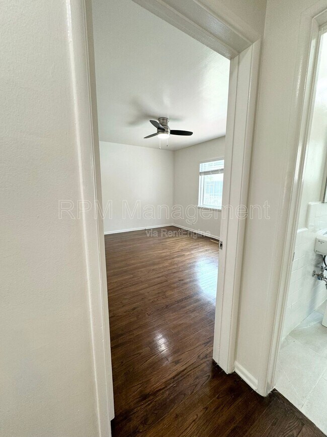 Building Photo - 905 N Sweetzer Ave