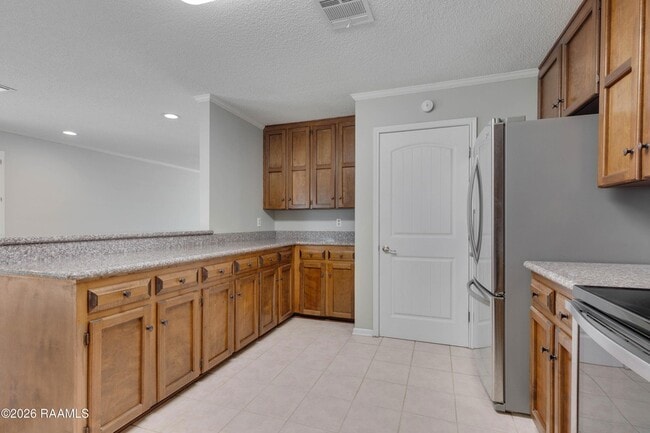 Building Photo - 118 Village Green Dr