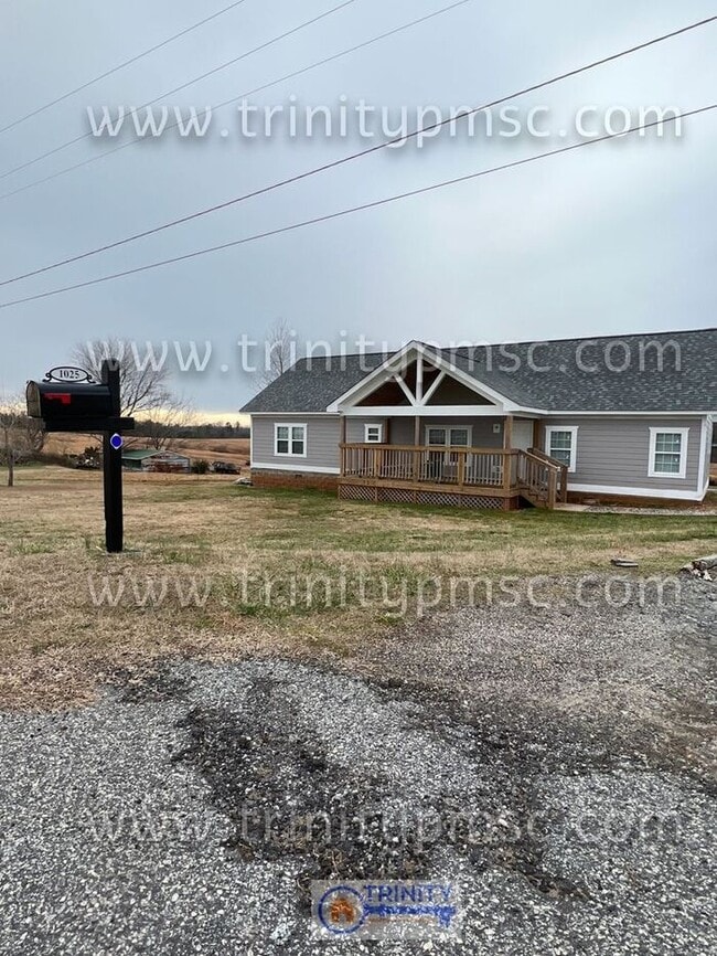 Building Photo - NEWLY UPDATED!! Ready and waiting for you!