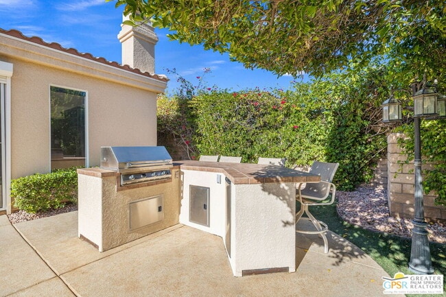 Building Photo - 4 Hillcrest Dr