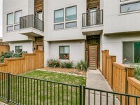 Building Photo - 3816 Roseland Ave