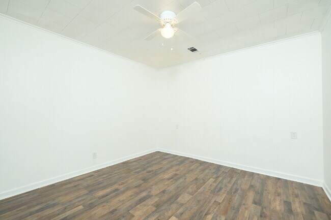 Building Photo - 449 W Main St