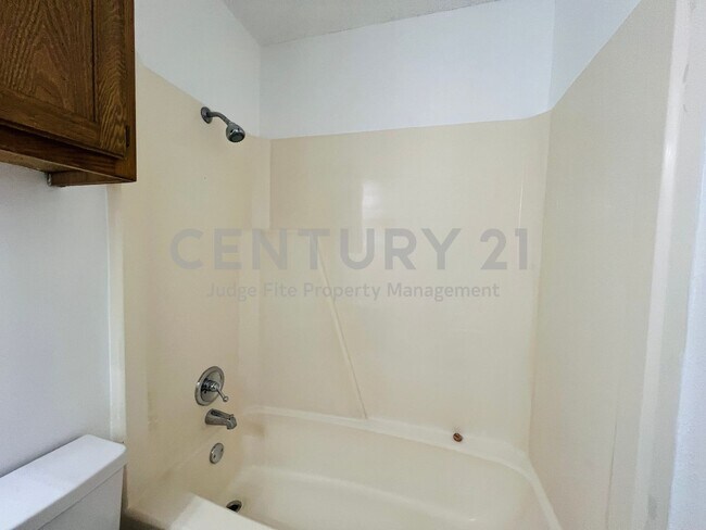 Building Photo - 929 W Hickory St