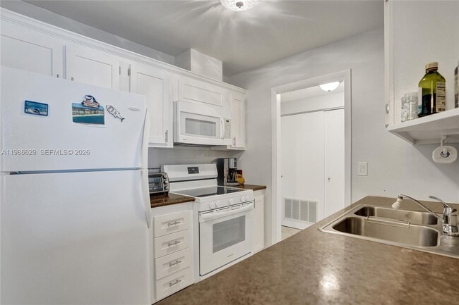 Building Photo - 400 N Riverside Dr