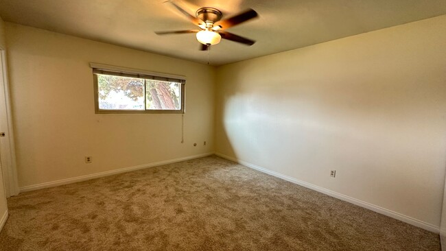 Building Photo - 4 bedroom in Escondido with backyard w poo...