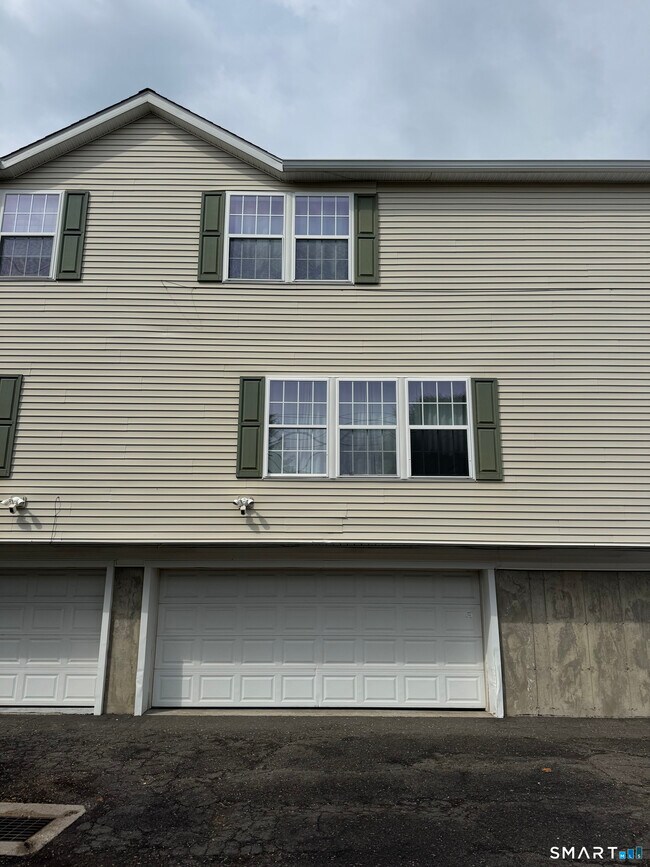 Building Photo - 136 W Cedar St