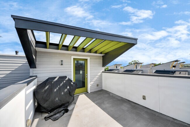 Building Photo - 2302 Johnson St