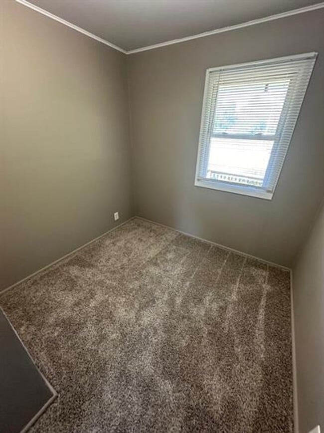 Building Photo - 1102 N Lincoln Ave