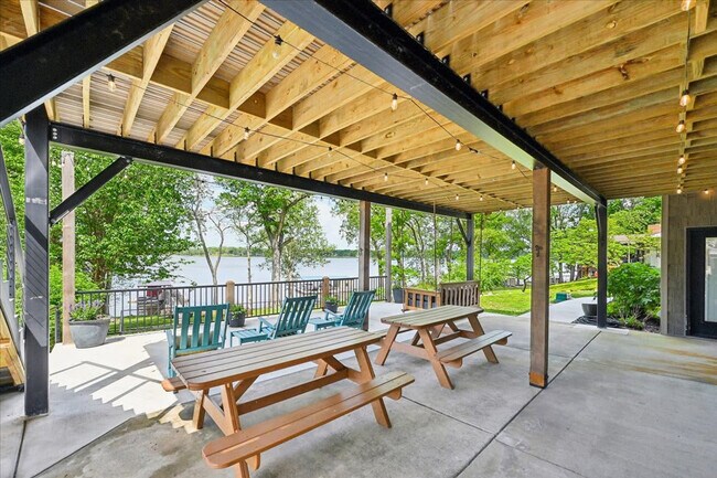 Building Photo - 1115 Red Bud Dr