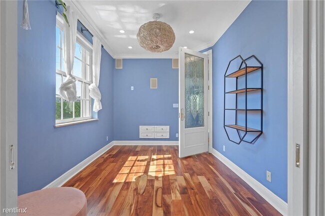 Building Photo - 4 br, 2.5 bath Townhome - 370 NE 7th Ave #...