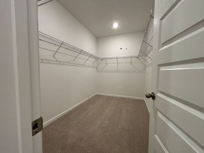 Building Photo - MOVE IN SPECIAL