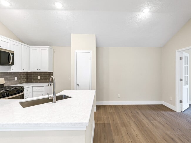 Building Photo - 9254 Autumnsong Dr