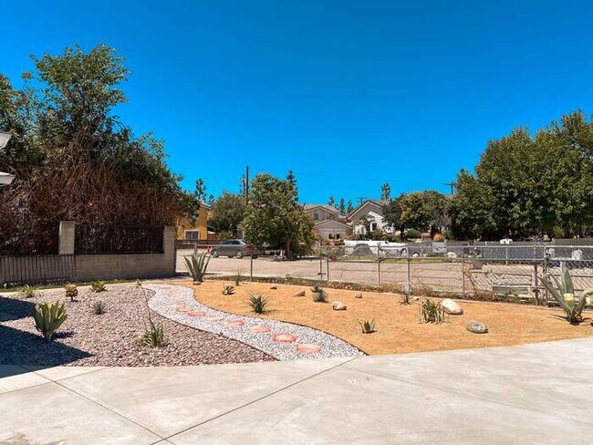 Building Photo - Modern Retreat with Spacious Yard & Cozy Interiors