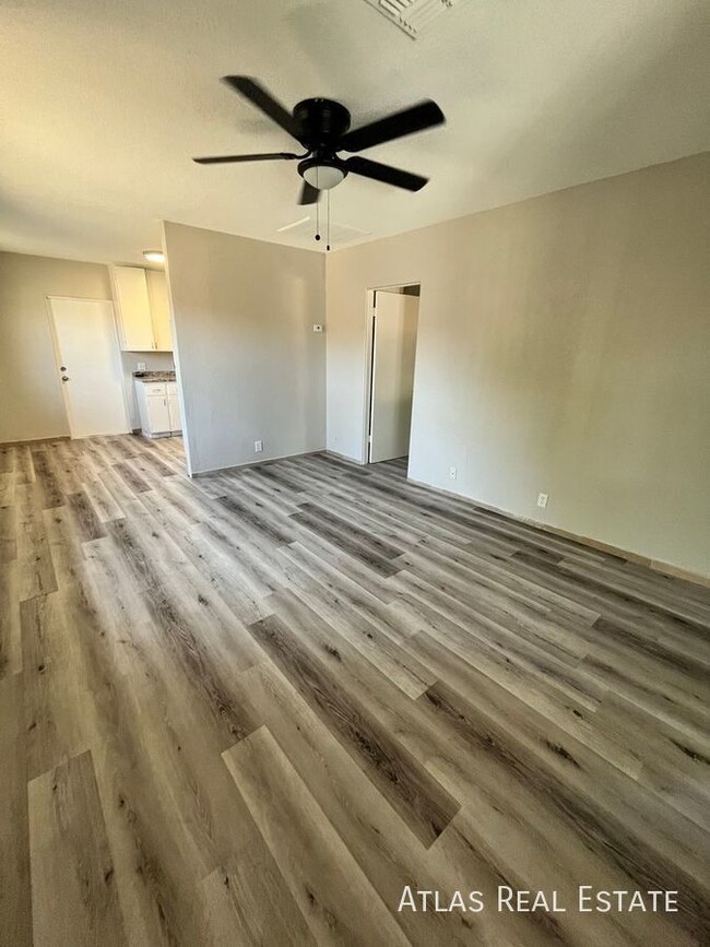 Building Photo - COMING SOON! 2 Bedroom 1 Bath close to dow...