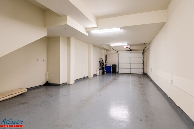 Building Photo - Gorgeous Condo | Premium Materials