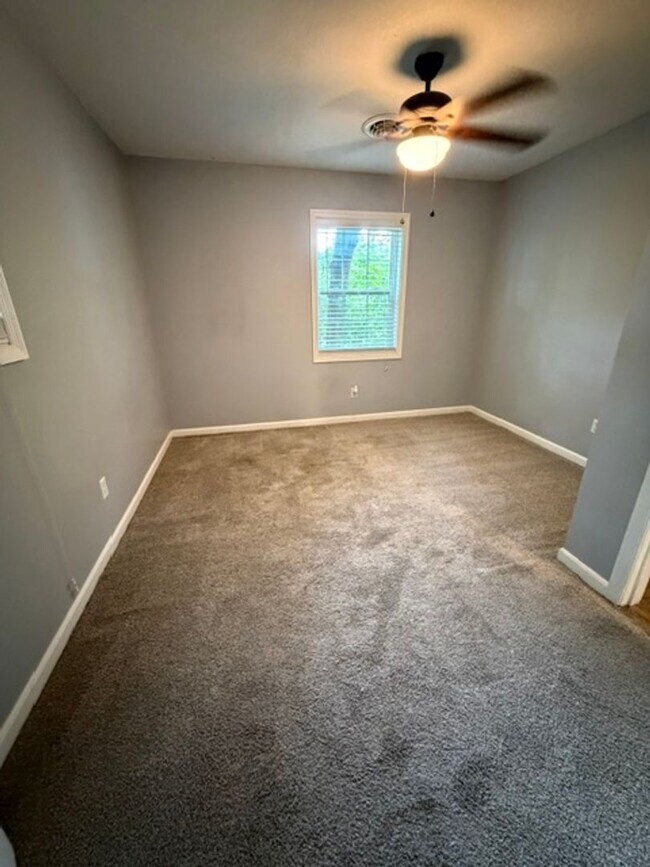 Building Photo - 4040 Lynncrest Dr NE