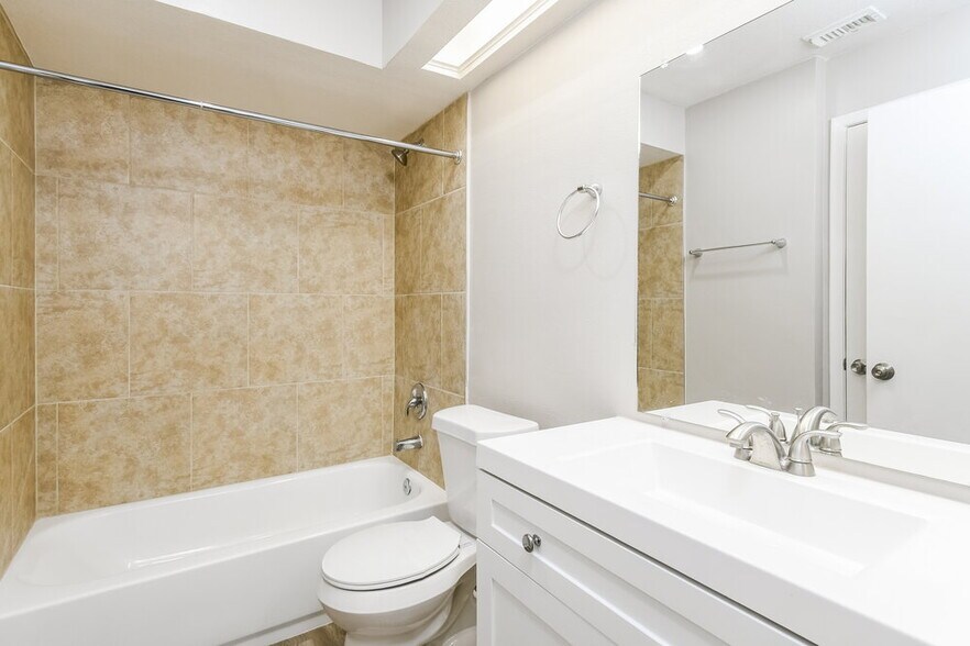 Building Photo - 5514 Deepdale Dr