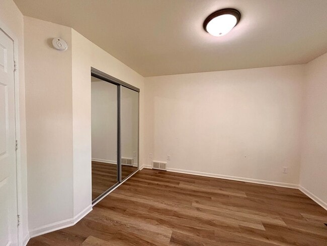 Building Photo - Four Bedroom Duplex in Cascade